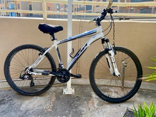 Bicicleta de Montaña BH Over-X Blanca y azul.