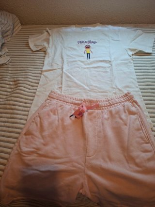 Conjunto chico Rick and Morty rosa.