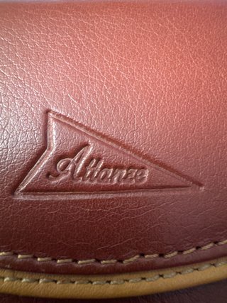 Cartera de mano de cuero marrón