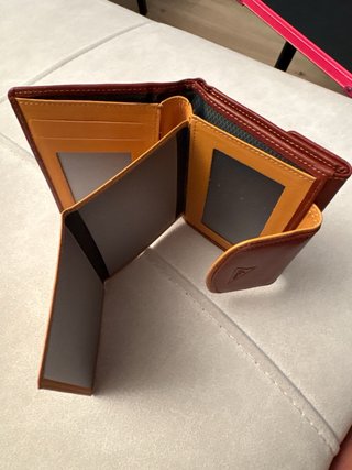 Cartera de mano de cuero marrón