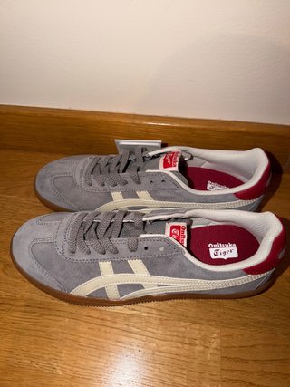 Zapatillas Onitsuka Tiger grises y rojas