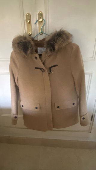 Trenca beige con capucha y pelo