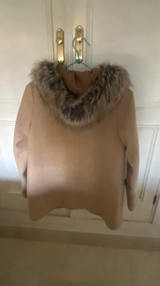 Trenca beige con capucha y pelo