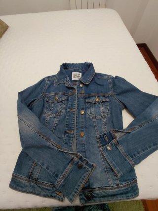 Cazadora vaquera Mango con bolsillos interiores.