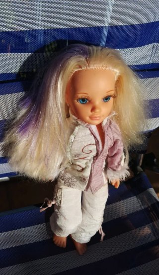 Muñeca Famosa con Pelo Rubio y Mechas