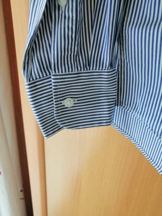 Camisa de rayas azul y blanca