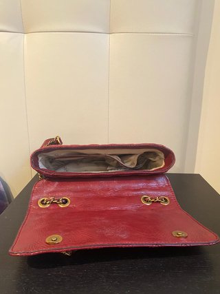 Bolso Guess Burdeos Acolchado con Cadena