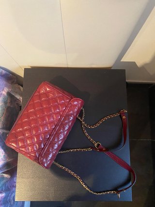 Bolso Guess Burdeos Acolchado con Cadena
