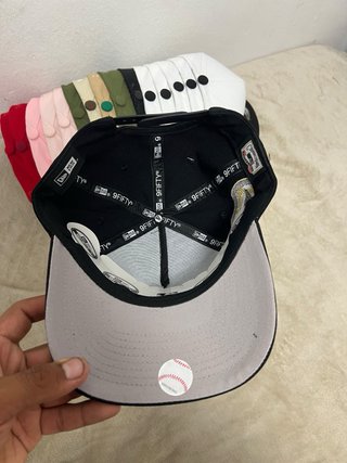 Gorra New Era Negra y Dorada Ajustable