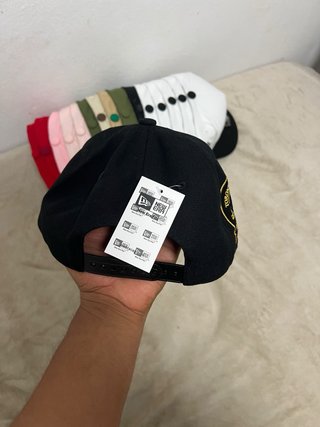 Gorra New Era Negra y Dorada Ajustable