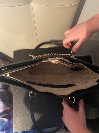 Bolso Tote Guess Negro Acolchado