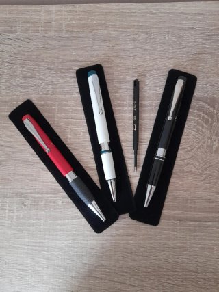 Confezione da 3 Penne a Sfera (Rosso, Bianco, Nero) a 3,90€