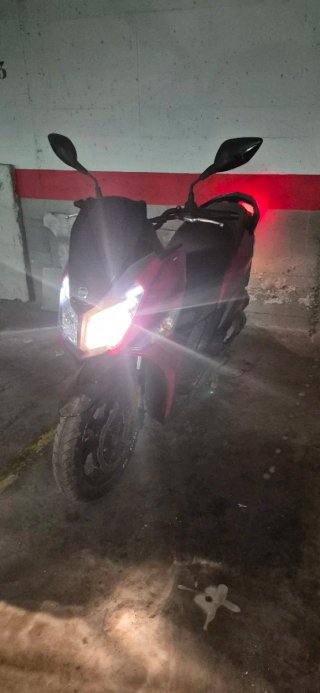 Ciclomotor Scooter Rojo y Negro