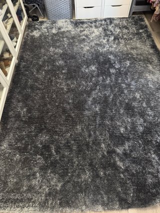 Tappeto grigio a pelo lungo