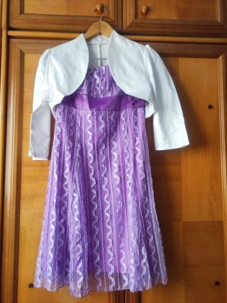 Vestido Morado con Chaqueta Blanca