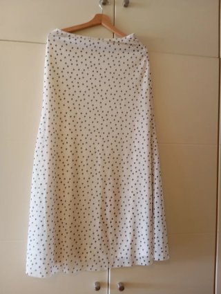 Falda Zara, como nueva, larga, lunares blanco y ne