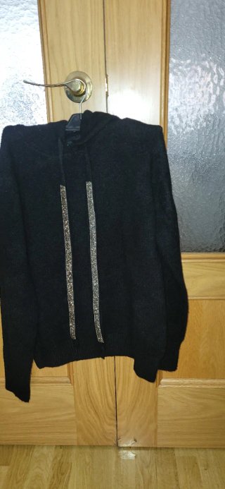 Sudadera Negra con Cordones Brillantes