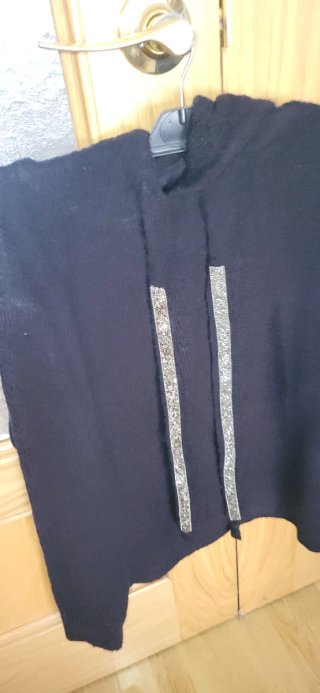 Sudadera Negra con Cordones Brillantes