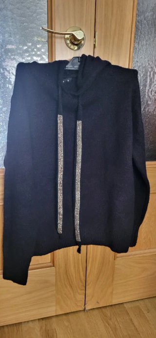Sudadera Negra con Cordones Brillantes