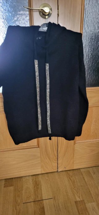 Sudadera Negra con Cordones Brillantes