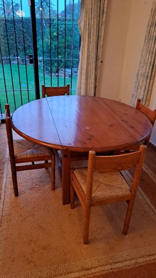 Mesa redonda plegable de madera con 4 sillas