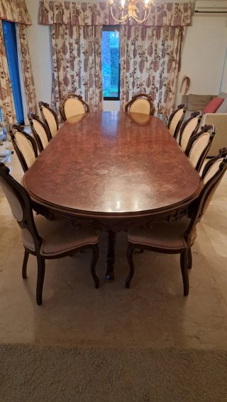 Mesa de comedor y 10 sillas