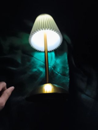 Lámpara de mesa LED dorada y blanca