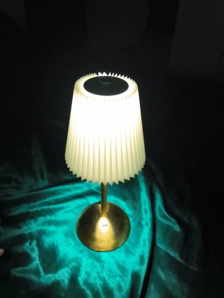 Lámpara de mesa LED dorada y blanca