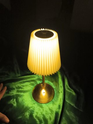 Lámpara de mesa LED dorada y blanca