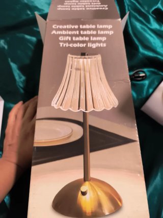 Lámpara de mesa LED dorada y blanca