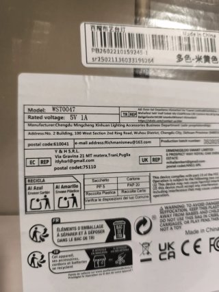 Lámpara de mesa LED dorada y blanca
