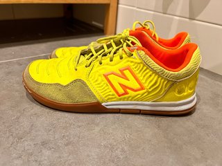 Zapatilla fútbol sala New Balance amarilla