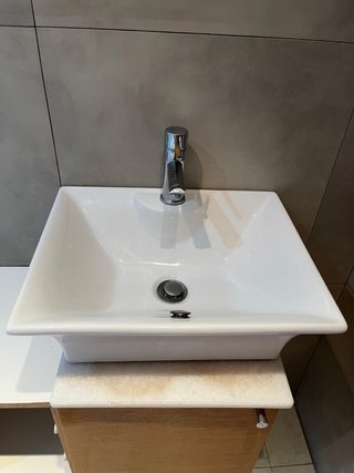 Lavabo porcelánico blanco sobre encimera