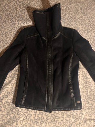 Chaqueta Guess Negra con Cuello Peludo