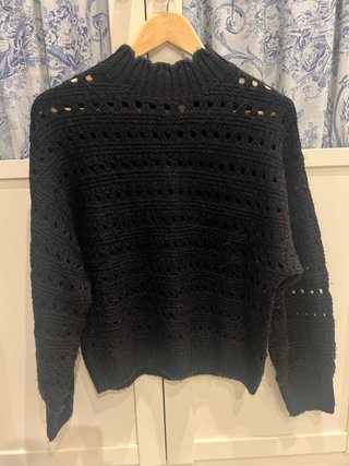 Jersey negro con agujeros decorativos