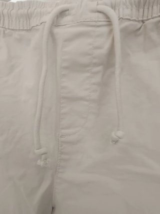 Bermuda cargo beige con bolsillos