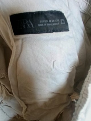 Bermuda cargo beige con bolsillos