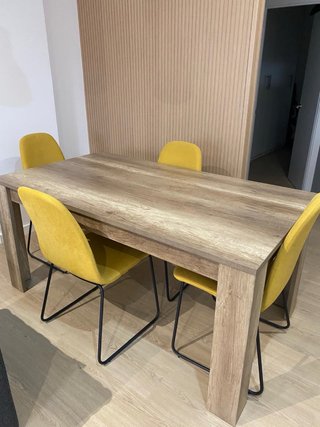 Mesa comedor madera + 4 sillas mostaza