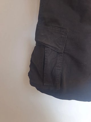 Bermuda cargo negra con bolsillos