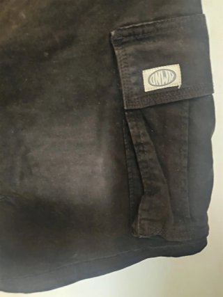 Bermuda cargo negra con bolsillos