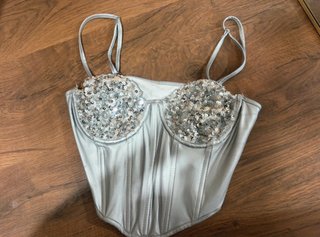Top de fiesta plateado con lentejuelas