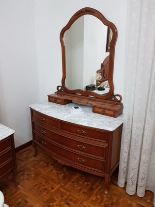 Cómoda de madera con espejo y mármol