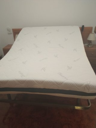 Cama articulada metal.