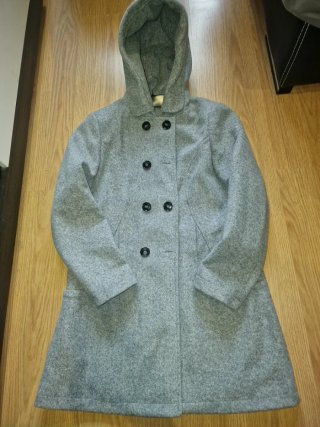 Abrigo Gris con Capucha y Botonera