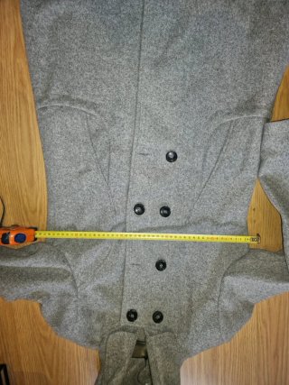Abrigo Gris con Capucha y Botonera