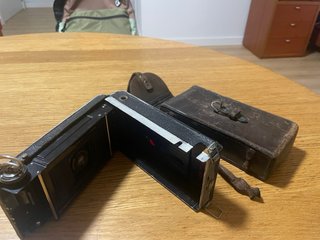 Cámara de fotos antigua con funda