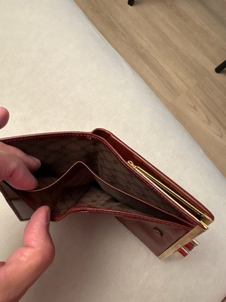 Cartera de mano roja con detalles dorados