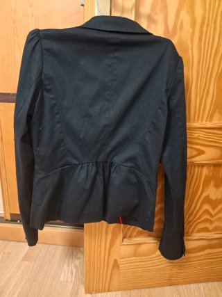 Chaqueta negra entallada