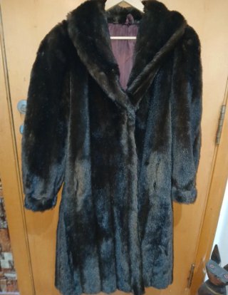 Chaquetón negro de pelo sintético