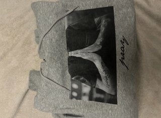 Sudadera con capucha gris